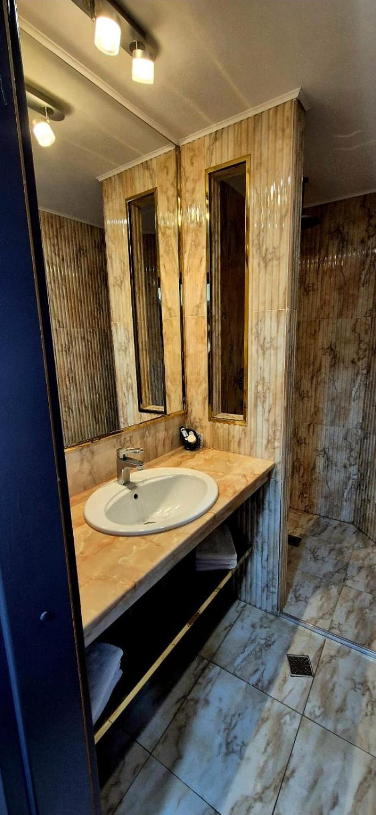 Hostel Orhideea Buzau Bagian luar foto